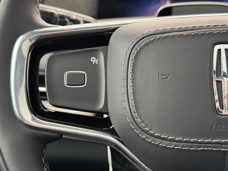 Lincoln Navigator L Vehicle Full-screen Gallery Image 22