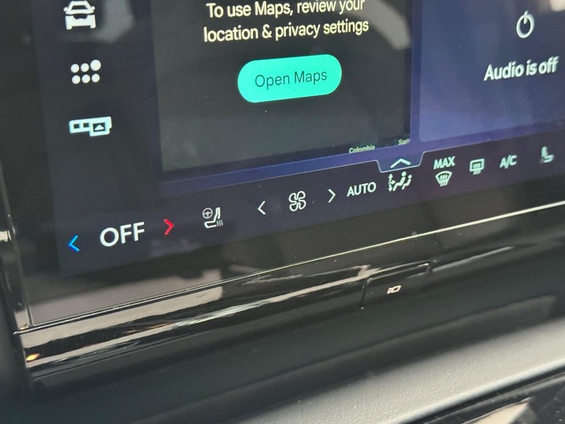 Lincoln Navigator L Vehicle Full-screen Gallery Image 24