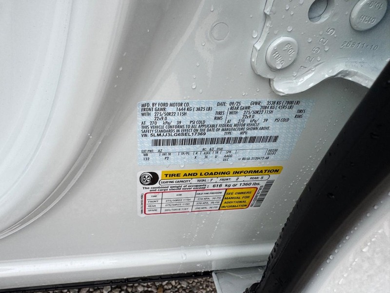 Lincoln Navigator L Vehicle Full-screen Gallery Image 26