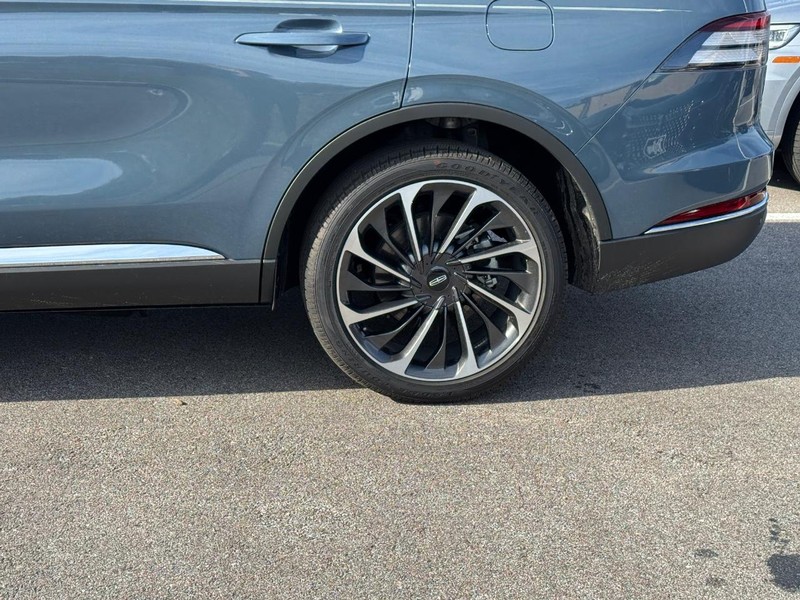 Lincoln Aviator Vehicle Full-screen Gallery Image 10