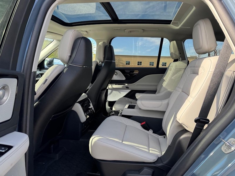 Lincoln Aviator Vehicle Full-screen Gallery Image 11