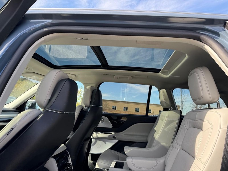Lincoln Aviator Vehicle Full-screen Gallery Image 12