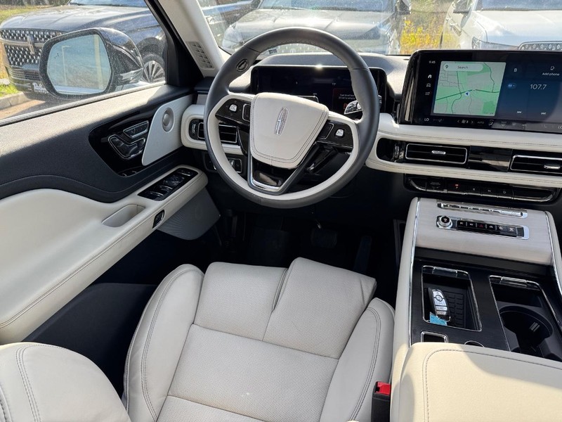 Lincoln Aviator Vehicle Full-screen Gallery Image 14