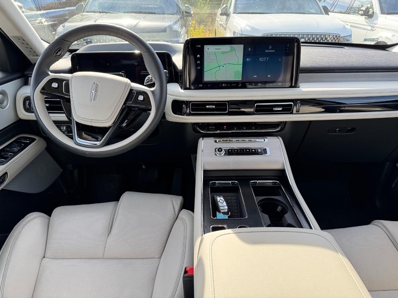 Lincoln Aviator Vehicle Full-screen Gallery Image 15