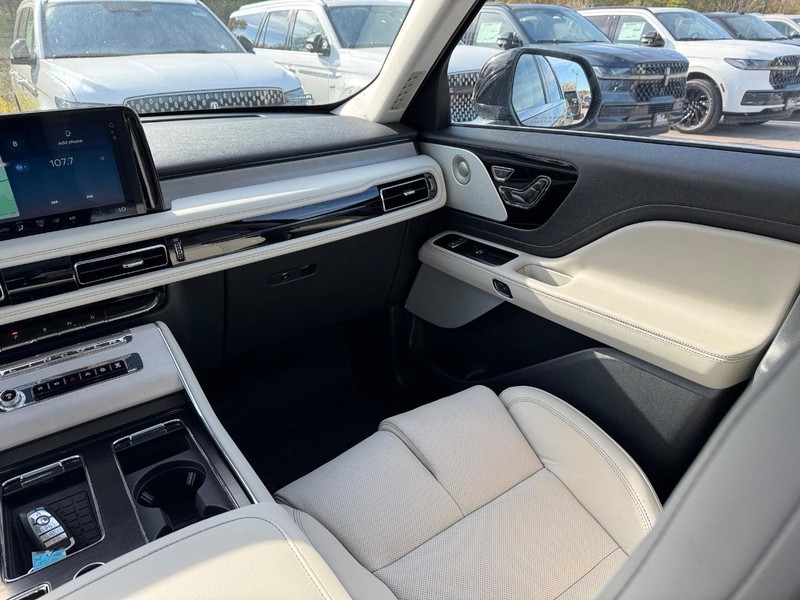 Lincoln Aviator Vehicle Full-screen Gallery Image 16