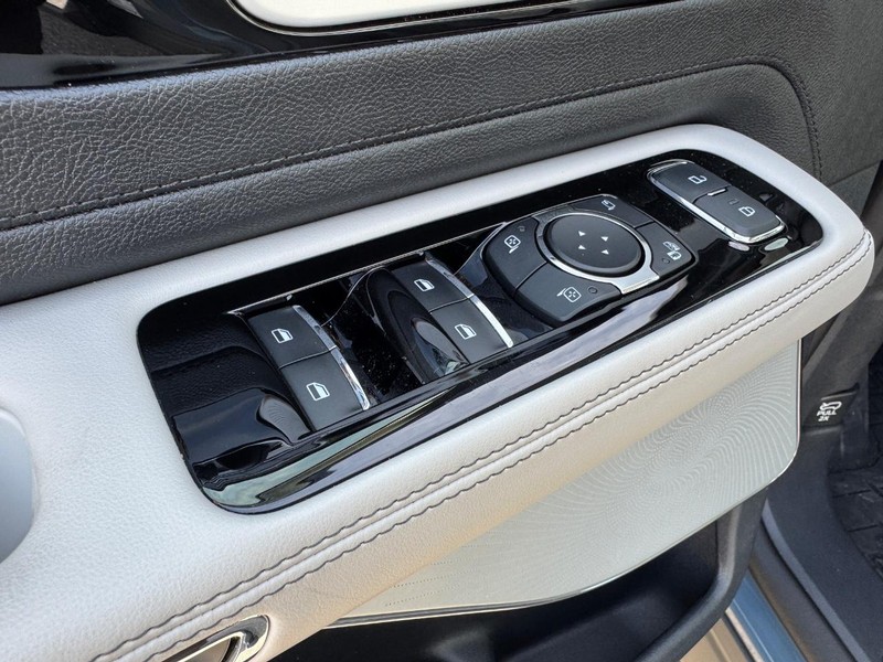 Lincoln Aviator Vehicle Full-screen Gallery Image 17