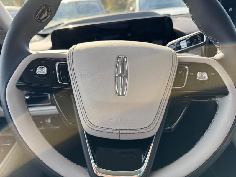 Lincoln Aviator Vehicle Full-screen Gallery Image 20