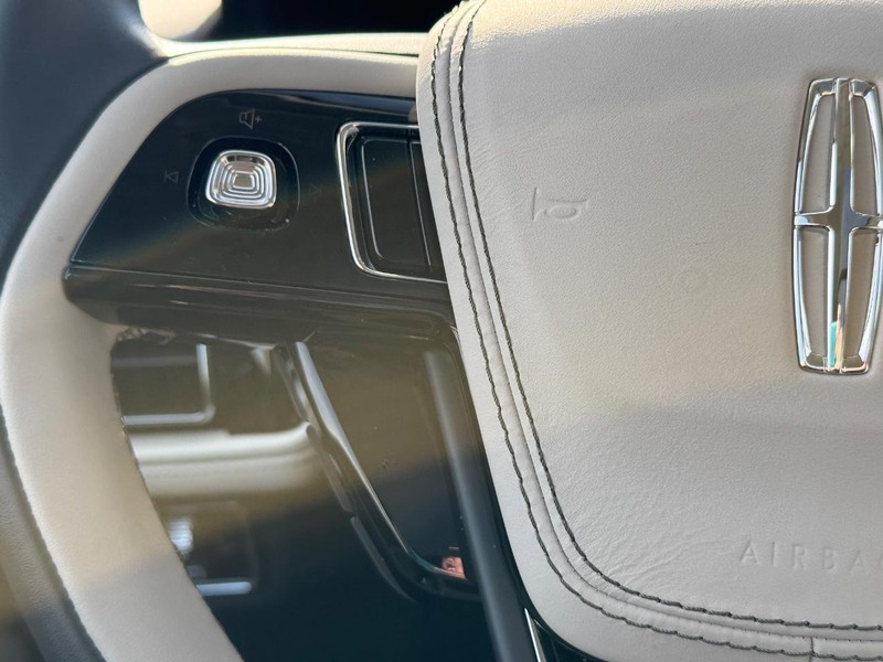 Lincoln Aviator Vehicle Full-screen Gallery Image 21