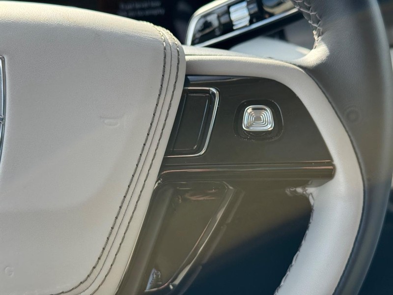 Lincoln Aviator Vehicle Full-screen Gallery Image 22