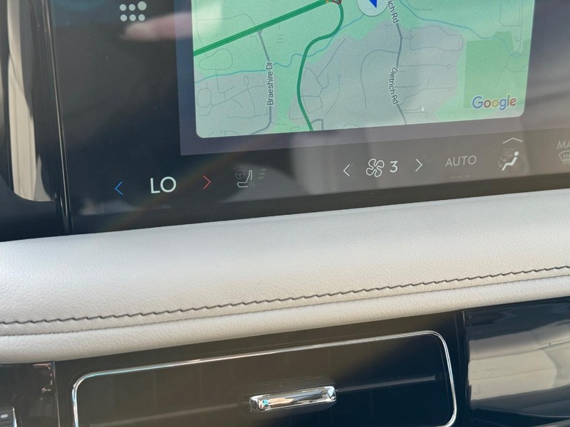 Lincoln Aviator Vehicle Full-screen Gallery Image 24