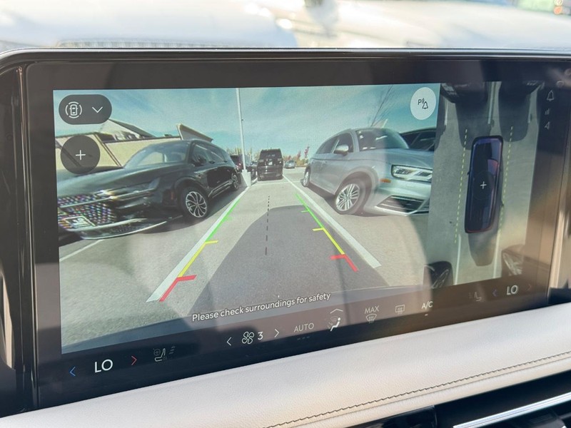 Lincoln Aviator Vehicle Full-screen Gallery Image 25