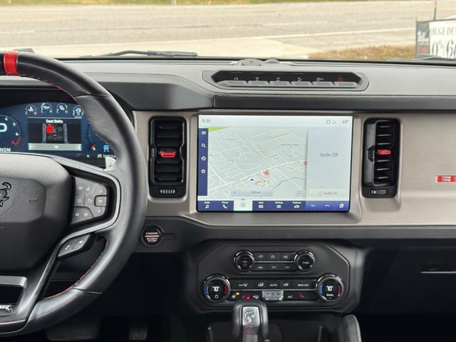 Ford Bronco Vehicle Full-screen Gallery Image 14