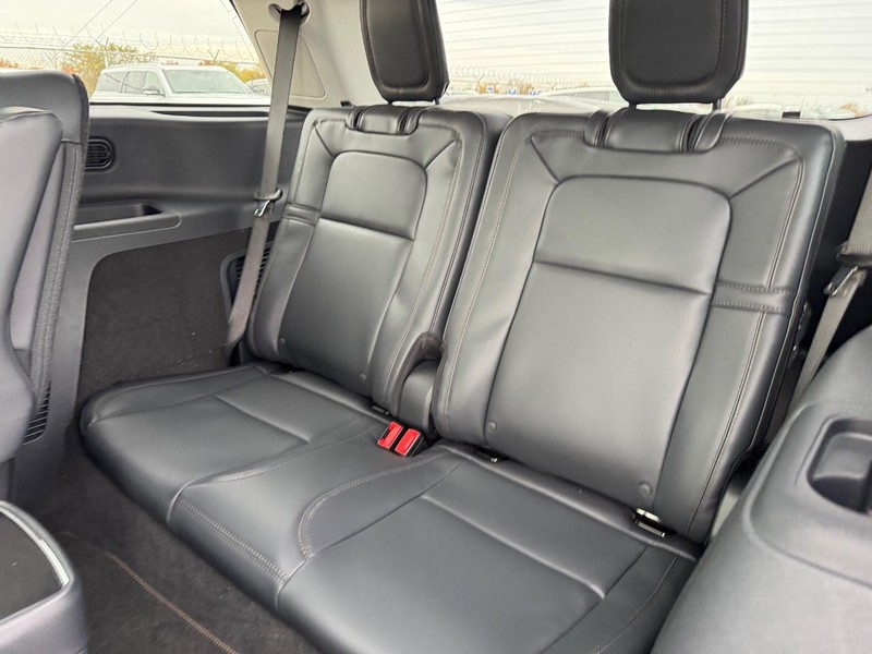 Lincoln Aviator Vehicle Full-screen Gallery Image 11