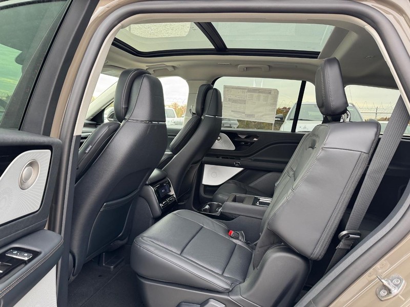 Lincoln Aviator Vehicle Full-screen Gallery Image 12