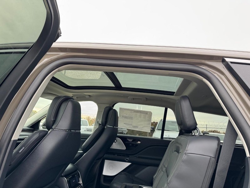 Lincoln Aviator Vehicle Full-screen Gallery Image 13