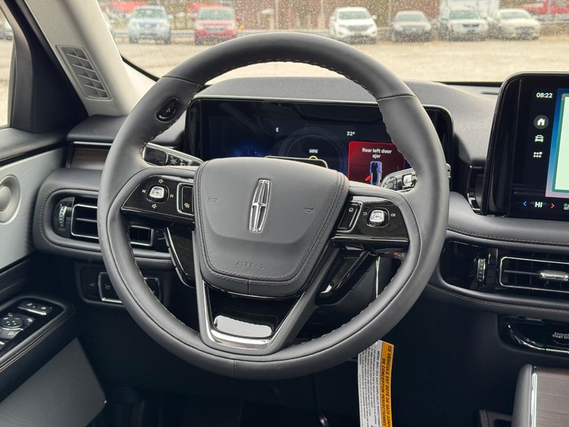 Lincoln Aviator Vehicle Full-screen Gallery Image 16