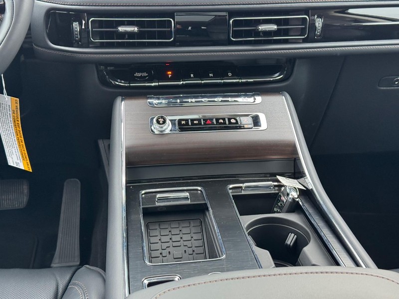 Lincoln Aviator Vehicle Full-screen Gallery Image 18