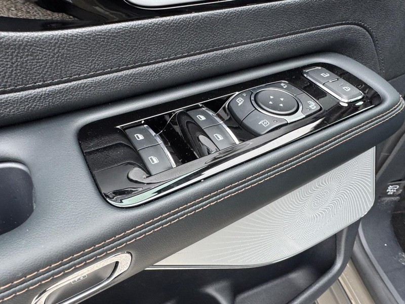 Lincoln Aviator Vehicle Full-screen Gallery Image 20