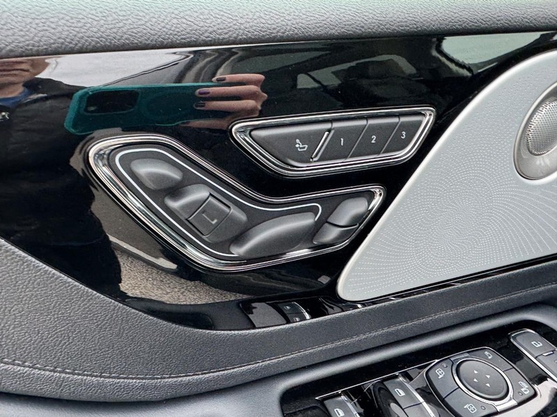 Lincoln Aviator Vehicle Full-screen Gallery Image 21