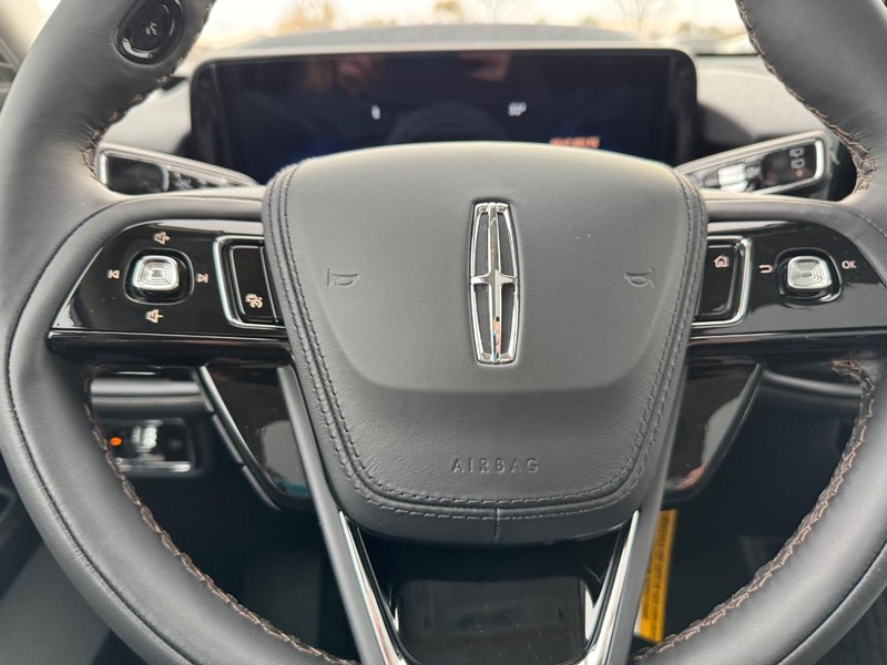 Lincoln Aviator Vehicle Full-screen Gallery Image 22