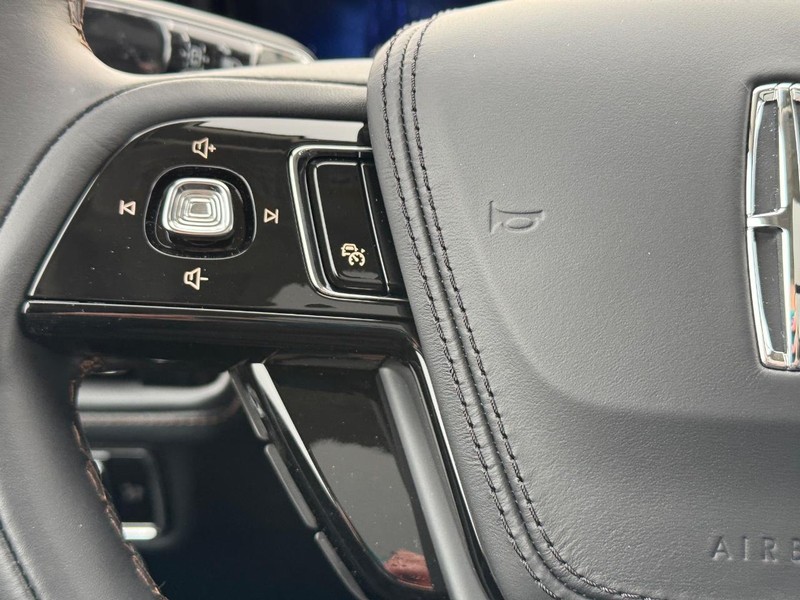 Lincoln Aviator Vehicle Full-screen Gallery Image 23