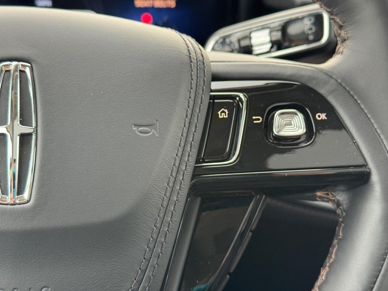 Lincoln Aviator Vehicle Full-screen Gallery Image 24