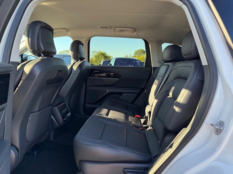 Lincoln Nautilus Vehicle Full-screen Gallery Image 10