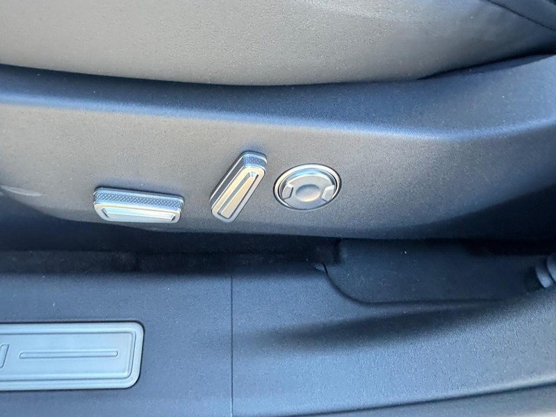 Lincoln Nautilus Vehicle Full-screen Gallery Image 16