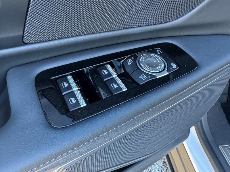 Lincoln Nautilus Vehicle Full-screen Gallery Image 17