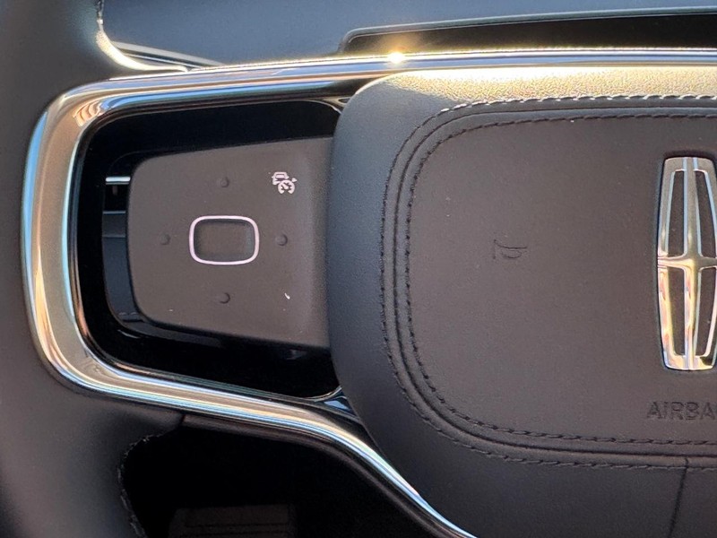 Lincoln Nautilus Vehicle Full-screen Gallery Image 20