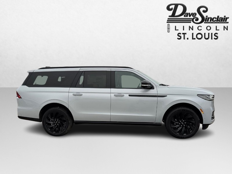 Lincoln Navigator L Vehicle Full-screen Gallery Image 04