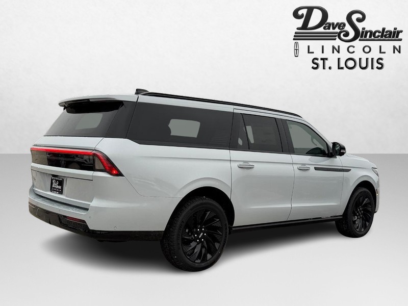 Lincoln Navigator L Vehicle Full-screen Gallery Image 05