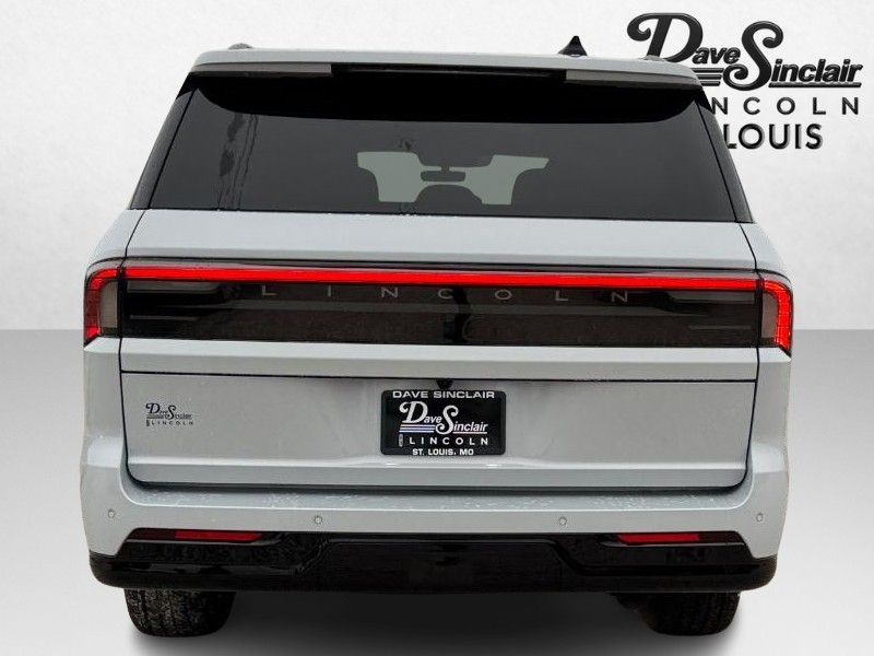 Lincoln Navigator L Vehicle Full-screen Gallery Image 06