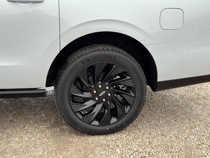 Lincoln Navigator L Vehicle Full-screen Gallery Image 10