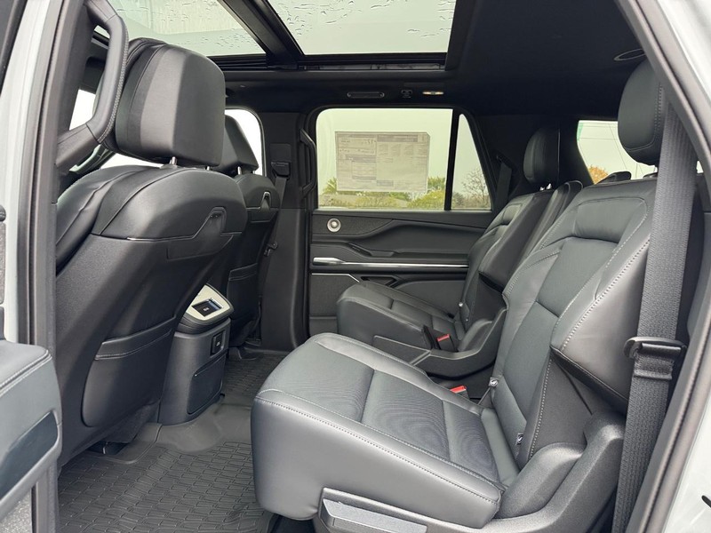 Lincoln Navigator L Vehicle Full-screen Gallery Image 11