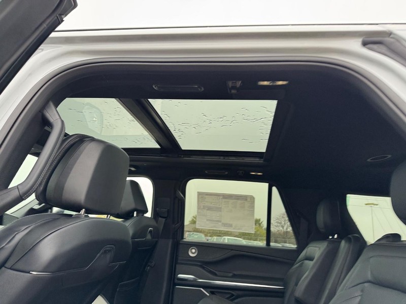 Lincoln Navigator L Vehicle Full-screen Gallery Image 12