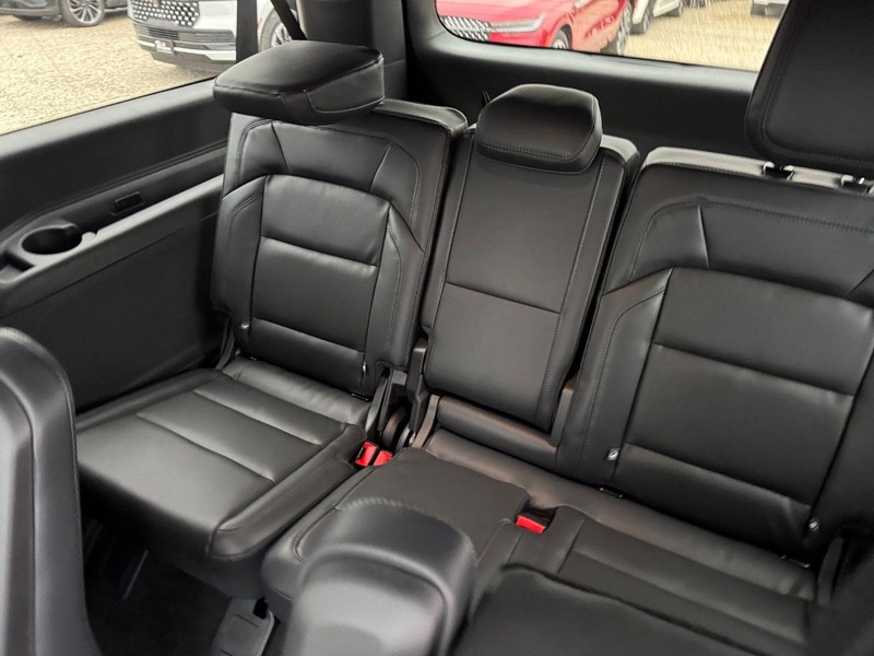 Lincoln Navigator L Vehicle Full-screen Gallery Image 13