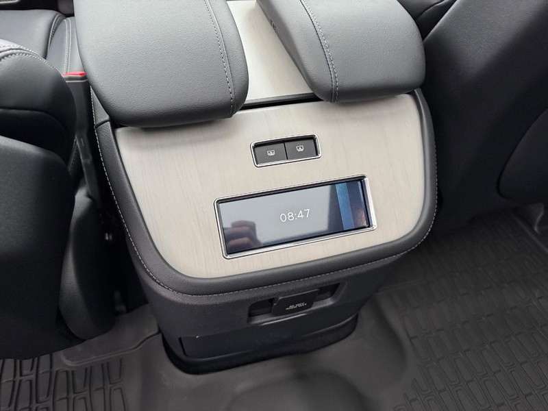 Lincoln Navigator L Vehicle Full-screen Gallery Image 14