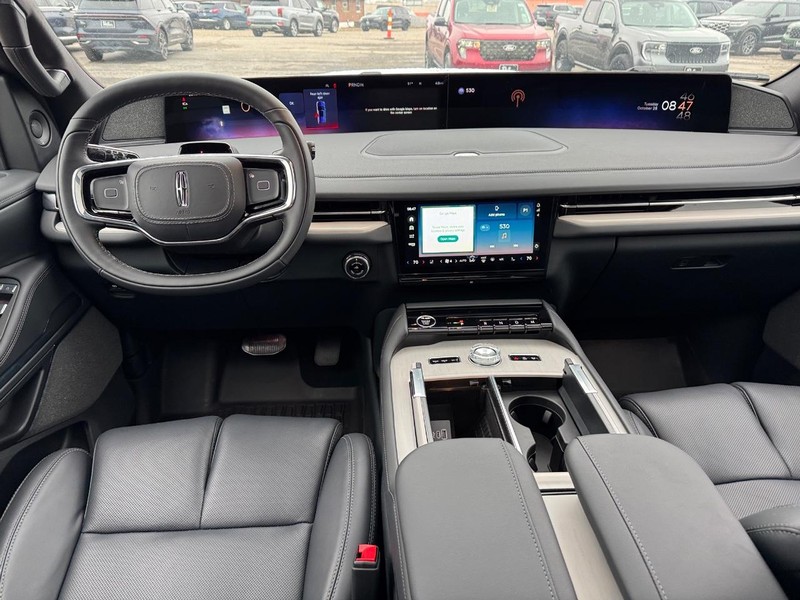 Lincoln Navigator L Vehicle Full-screen Gallery Image 15