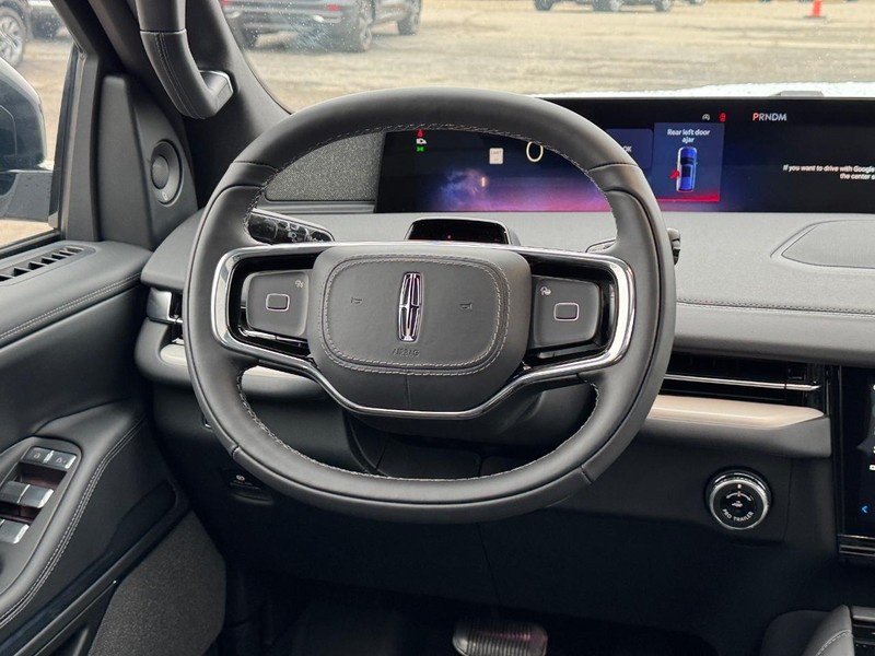 Lincoln Navigator L Vehicle Full-screen Gallery Image 16