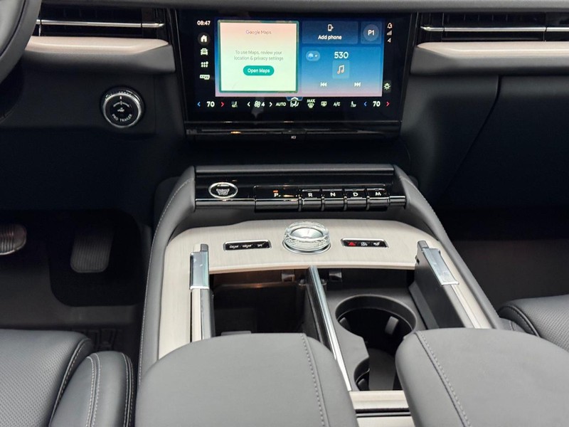 Lincoln Navigator L Vehicle Full-screen Gallery Image 18