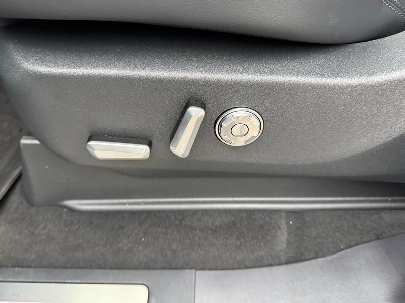 Lincoln Navigator L Vehicle Full-screen Gallery Image 19