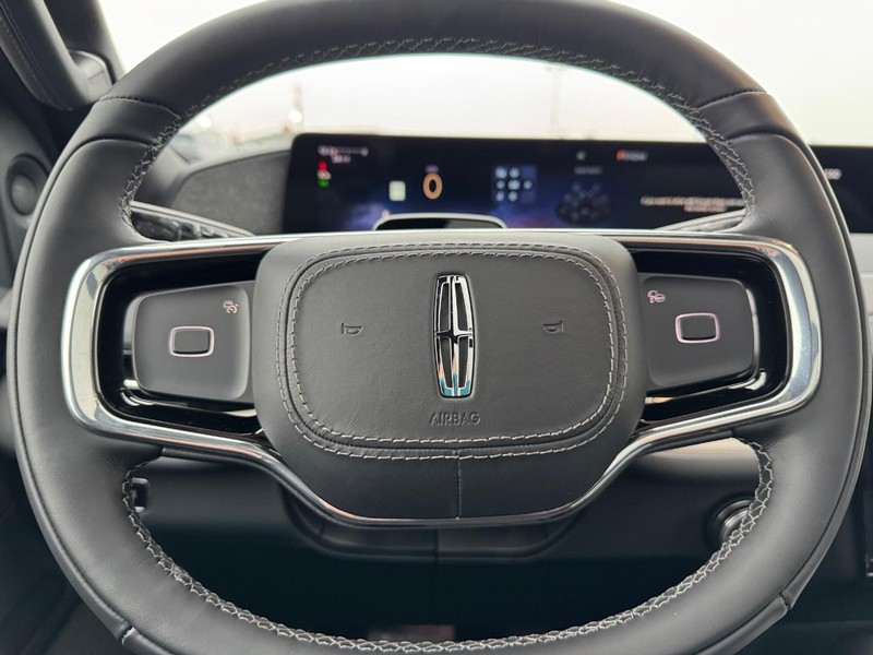 Lincoln Navigator L Vehicle Full-screen Gallery Image 21