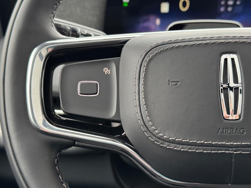 Lincoln Navigator L Vehicle Full-screen Gallery Image 22