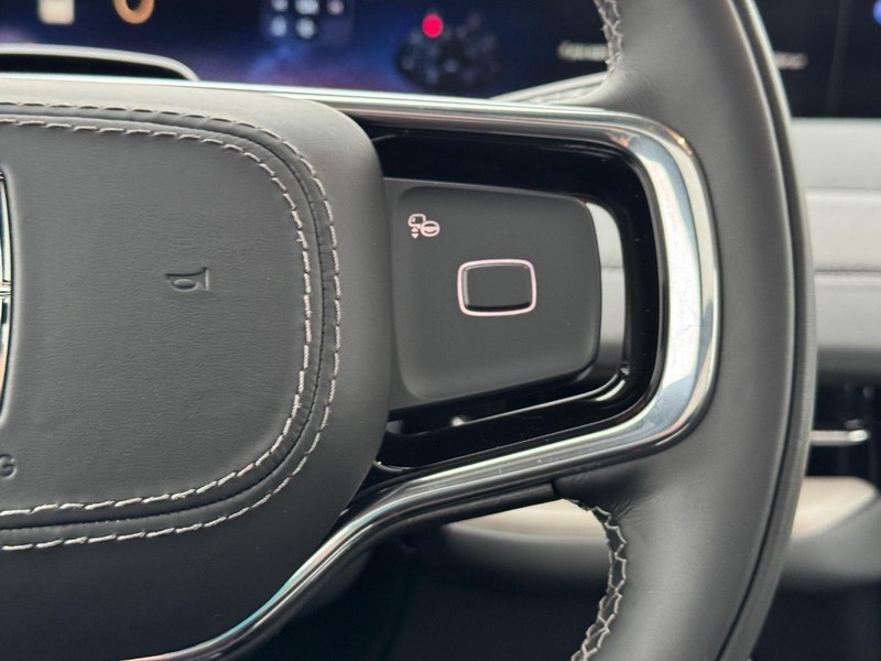 Lincoln Navigator L Vehicle Full-screen Gallery Image 23