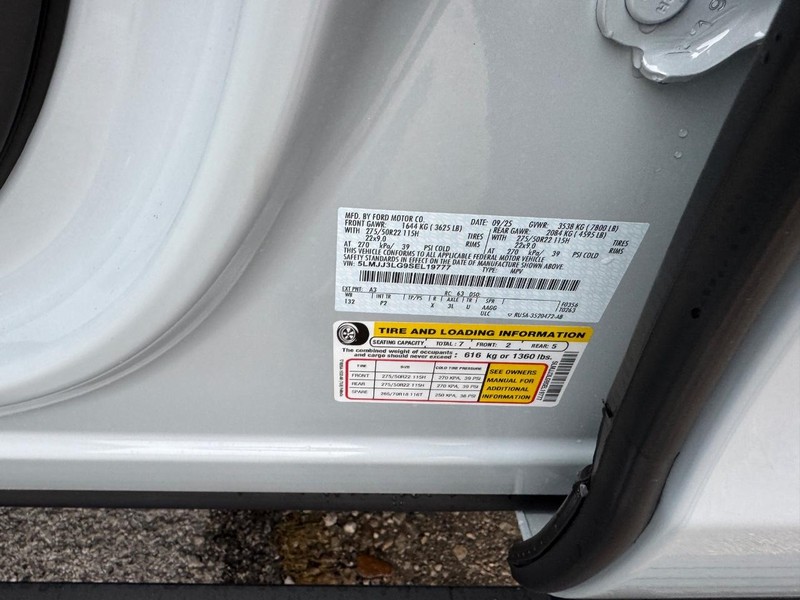 Lincoln Navigator L Vehicle Full-screen Gallery Image 26