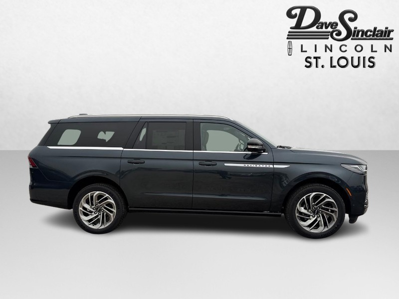 Lincoln Navigator L Vehicle Full-screen Gallery Image 04