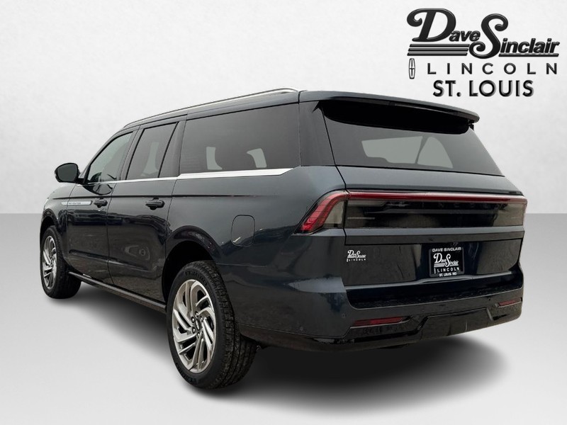 Lincoln Navigator L Vehicle Full-screen Gallery Image 06