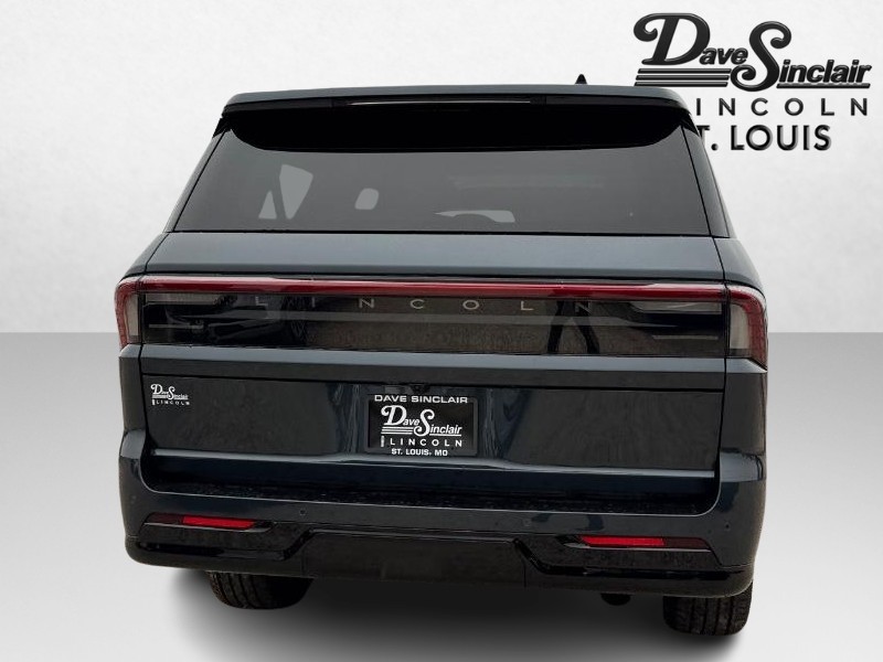 Lincoln Navigator L Vehicle Full-screen Gallery Image 07