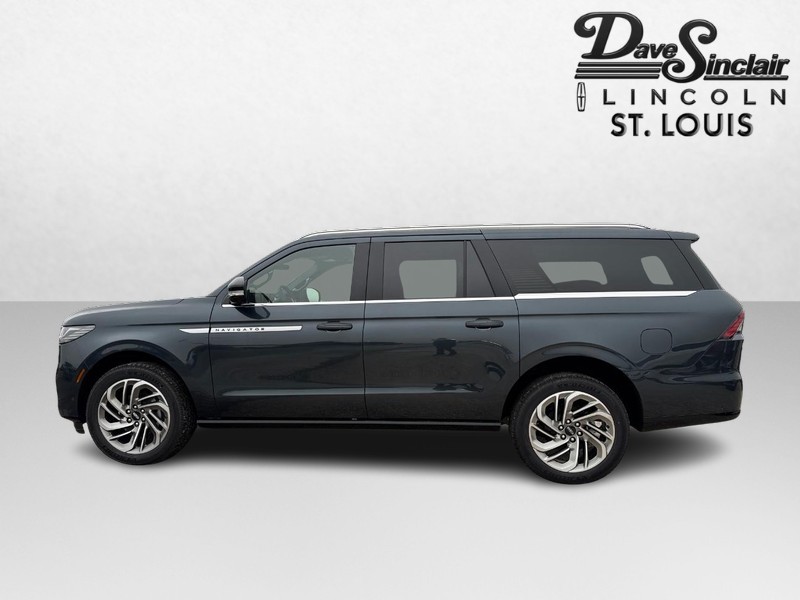 Lincoln Navigator L Vehicle Full-screen Gallery Image 09